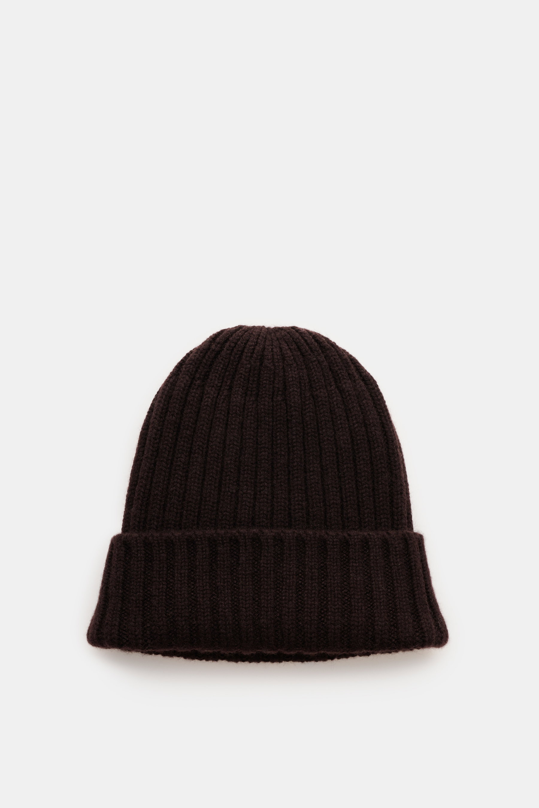 Fedeli Cashmere Mütze dunkelbraun, frontal fotografiert, aus reinem Cashmere mit weichem Griff, breitem Rippstrick, mittelfeinem Strickbild und variablem Umschlag.