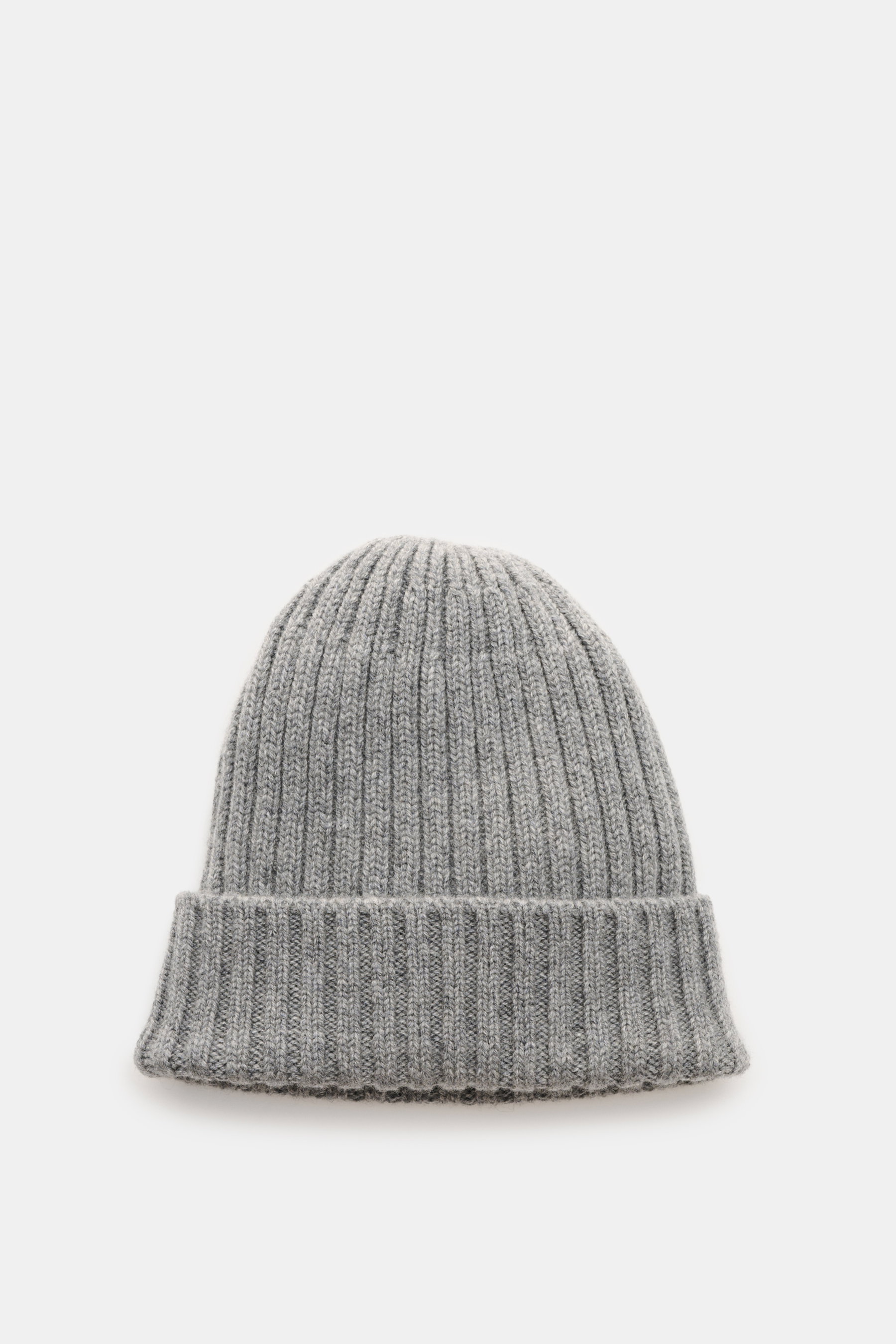 Fedeli Cashmere Mütze grau meliert, frontal fotografiert, aus weichem, reinem Cashmere mit breitem Rippstrick, mittelfeinem Strickbild und variablem Umschlag.