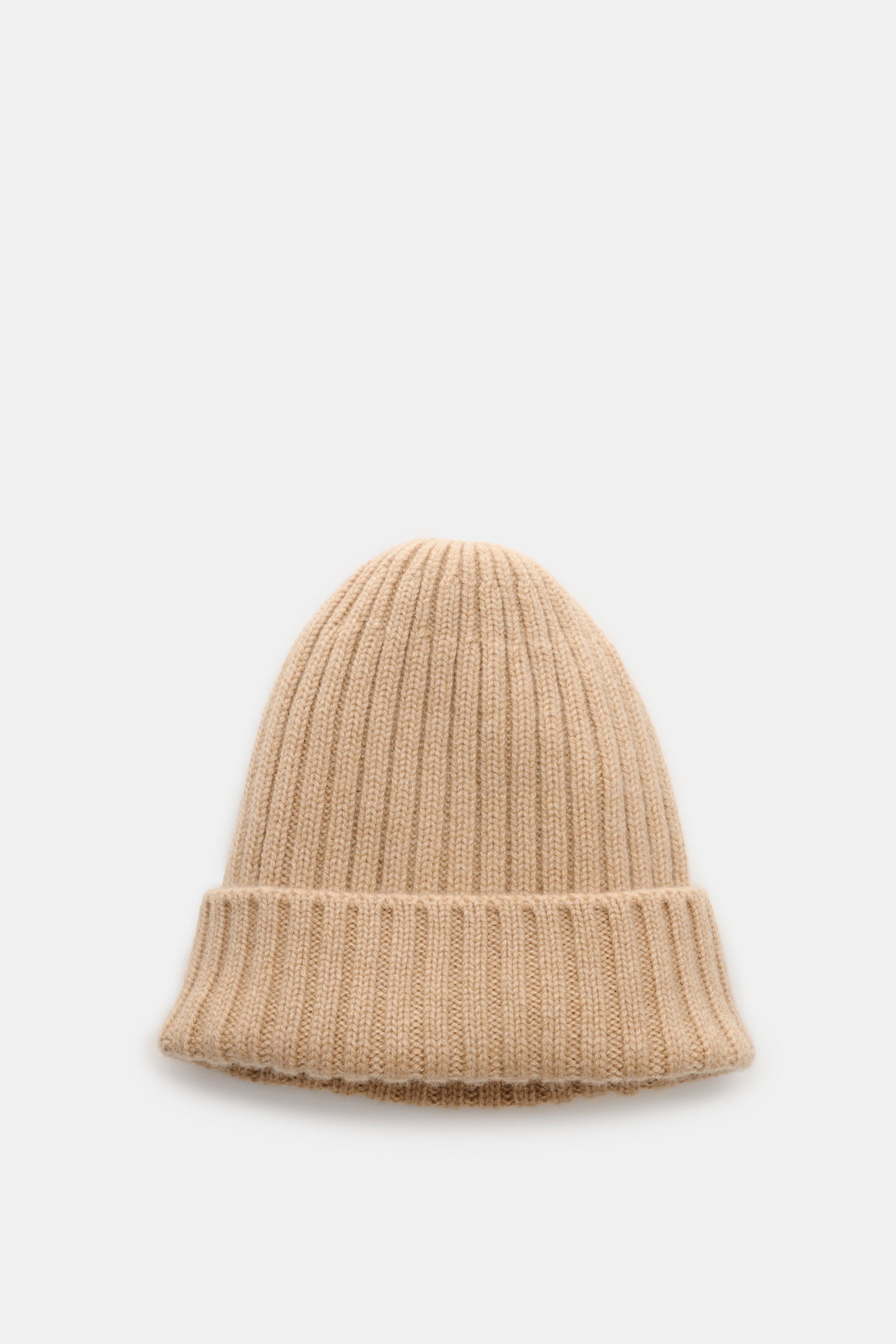 Fedeli Cashmere Mütze beige, frontal fotografiert, aus weichem, reinem Cashmere mit breitem Rippstrick, mittelfeinem Strickbild und variablem Umschlag.