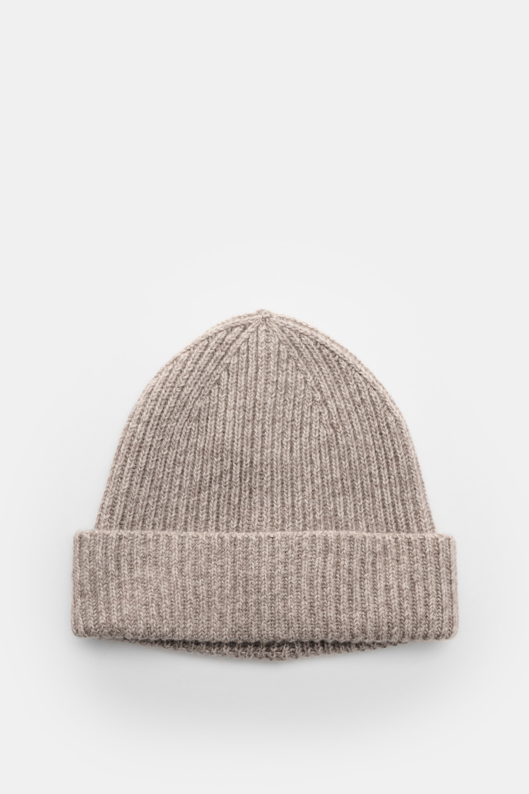 Agnona Cashmere Mütze sand meliert, Patentstrickmuster, schmaler Umschlag, mittelfein, aus reinem Cashmere, weicher Griff, frontal auf weißem Hintergrund.