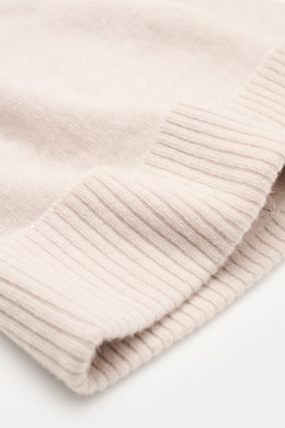 Beige 04651/ A trip in a bag Cashmere Mütze aus feinem Strick mit weichem Griff und Umschlag in Rippstrick, Nahaufnahme von der Seite.