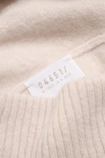 04651/ A trip in a bag Cashmere Mütze beige aus reiner Cashmere, feinem Strickbild mit weichem Griff, Umschlag in Rippstrick, Nahaufnahme von innen mit Label.