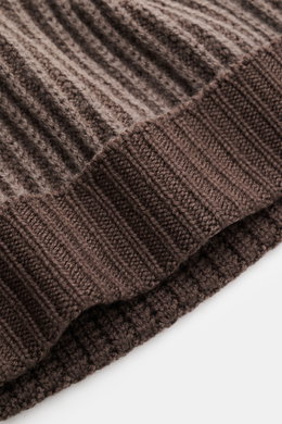 Close-up top-down view of 04651/ A trip in a bag Wollmütze 'Foggy Hat' graubraun wool beanie with soft feel, garment dyed, ribbed pattern, narrow cuff. 

Description: <p>Stilvolles Winter-Essential: Die 'Foggy Hat' Wollmütze von 04651/ A TRIP IN A BAG wir