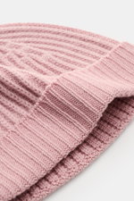 Close-up front-side view of 04651/ A trip in a bag Wollmütze 'Foggy Hat' altrosa, a soft pink wool hat with a narrow cuff and bold rib knit pattern.

Description: <p>Stilvolles Winter-Essential: Die 'Foggy Hat' Wollmütze von 04651/ A TRIP IN A BAG wird mi