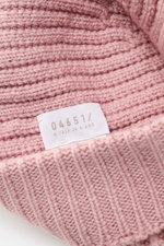 Close-up view of the 04651/ A trip in a bag Wollmütze 'Foggy Hat' altrosa showing its ribbed knit pattern, narrow cuff, and brand label inside.

Description: <p>Stilvolles Winter-Essential: Die 'Foggy Hat' Wollmütze von 04651/ A TRIP IN A BAG wird mit ihr