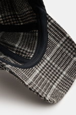 04651/ A trip in a bag Baseball-Cap 'Check' schwarz/grau kariert, Glencheck, Six-Panel-Stil, verstellbar, Baumwoll-Microfaser, von oben schräg fotografiert.
