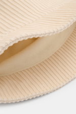 04651/ A trip in a bag Cord Bucket Hat creme aus weichem Baumwoll-Cord mit schmaler Krempe, Fleece-Futter, Nahaufnahme von oben schräg.