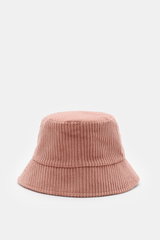 04651/ A trip in a bag Cord Bucket Hat altrosa aus softem Baumwoll-Cord mit schmaler Krempe, Fleece-Futter und kleinem Weblabel, frontal fotografiert.