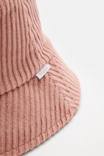 Nahaufnahme des 04651/ A trip in a bag Cord Bucket Hat altrosa aus softem Baumwoll-Cord mit schmaler Krempe, Fleece-Futter und kleinem Weblabel, seitliche Perspektive.