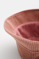 04651/ A trip in a bag Cord Bucket Hat altrosa aus weichem Baumwoll-Cord mit Fleece-Futter, schmaler Krempe, Weblabel, Nahaufnahme innen schräg.