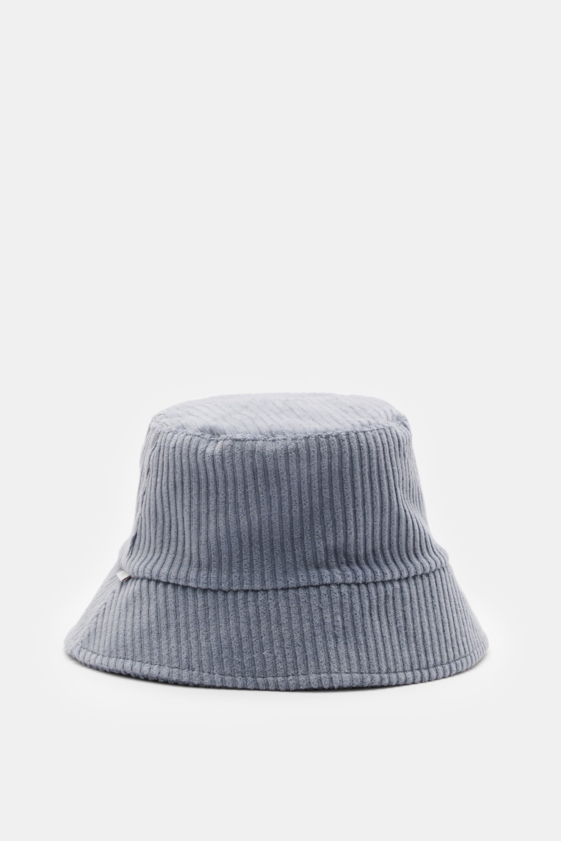 04651/ A trip in a bag Cord Bucket Hat rauchblau aus softem Baumwoll-Cord mit schmaler Krempe, Fleece-Futter, Weblabel, frontal fotografiert.