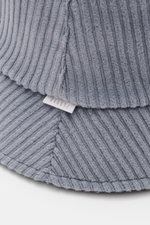 Nahaufnahme des 04651/ A trip in a bag Cord Bucket Hat rauchblau aus softem Baumwoll-Cord mit Fleece-Futter, schmaler Krempe und kleinem Weblabel.