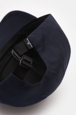 Stone Island Baseball-Cap navy aus reiner Baumwolle, Rückansicht mit verstellbarem Verschluss, tonal gesticktem Kompass-Logo, gebogenem Schirm, leicht griffiger Qualität.
