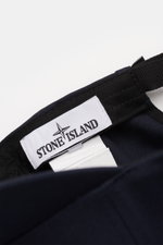 Nahaufnahme der Innenseite einer Stone Island Baseball-Cap navy mit weißem Markenlabel, verstellbarem Verschluss und reiner Baumwolle.