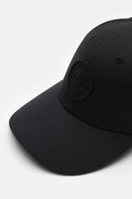 Stone Island Baseball-Cap schwarz aus reiner Baumwolle, seitliche Nahaufnahme, gebogener Schirm, tonales Kompass-Stitching, verstellbarer Verschluss.