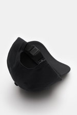 Stone Island Baseball-Cap schwarz aus reiner Baumwolle mit gebogenem Schirm, tonal gesticktem Kompass, verstellbarem Verschluss, Rückansicht.
