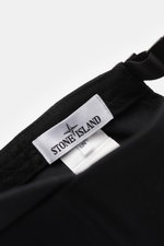 Stone Island Baseball-Cap schwarz, Detailaufnahme von innen mit weißem Markenlabel, reine Baumwolle, verstellbarer Verschluss, tonales Stitching.