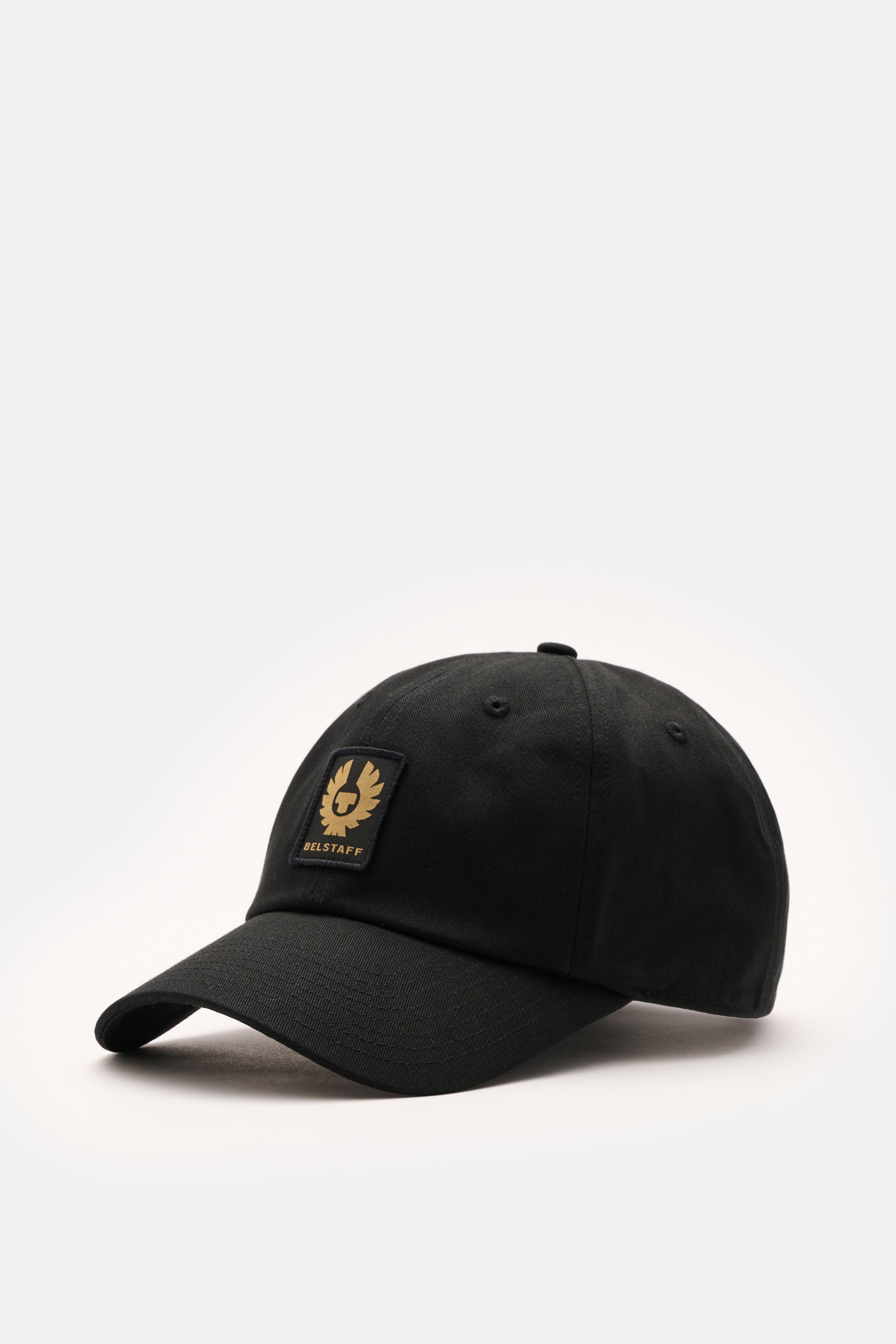 Belstaff Baseball-Cap schwarz shown from a front-side angle, made of pure cotton twill with a robust texture, featuring a front BELSTAFF woven label and adjustable closure. Für sonnige Tage: Die Baseball-Cap aus robustem Baumwolltwill mit Weblabel auf der
