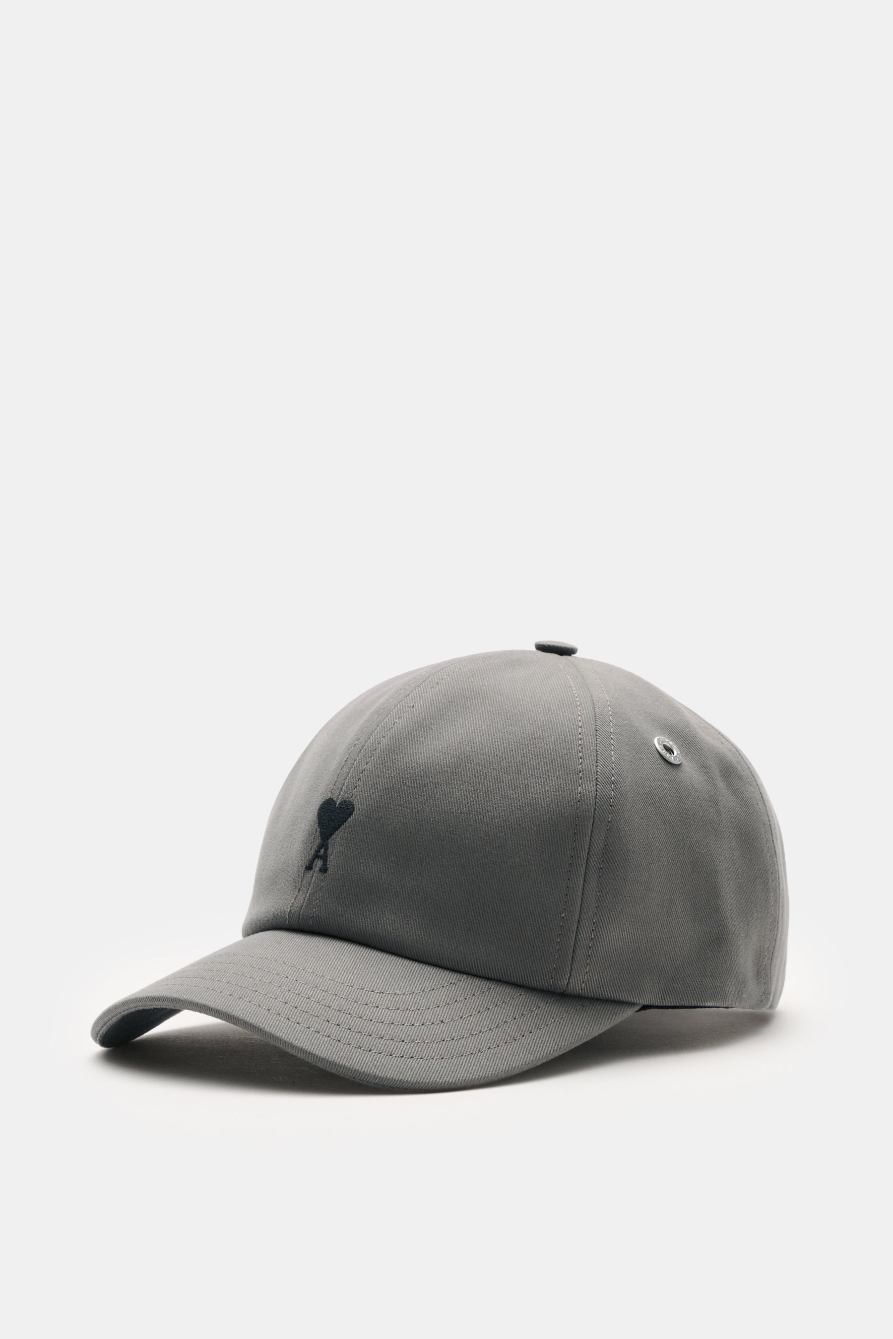 Ami Paris Baseball-Cap dunkelgrau aus reiner Baumwolle, seitlich-vorne fotografiert mit gebogenem Schirm, Herz-Logo und verstellbarem Verschluss.