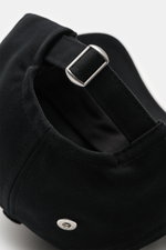 Nahaufnahme der Rückseite der Ami Paris Baseball-Cap schwarz aus reiner Baumwolle mit verstellbarem Verschluss, weichem Griff und Herz-Logo.