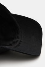 Ami Paris Baseball-Cap schwarz aus reiner Baumwolle mit gebogenem Schirm, verstellbarem Verschluss und Herz-Logo, Detailaufnahme von unten.