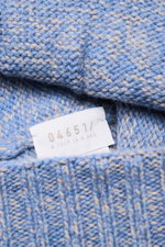Nahaufnahme aus schräger Perspektive der 04651/ A trip in a bag Mütze 'Mouline Hat' rauchblau/beige meliert mit weichem Woll-Cashmere-Mix und breitem Umschlag.