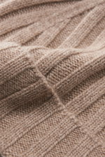 Close-up view of the von Braun Cashmere beanie beige mottled, showing its pure cashmere, very soft feel, fine knit, classic rib knit pattern, and small turn-up. Whether worn with a classic winter coat or a highly functional down jacket, this soft VON BRAU