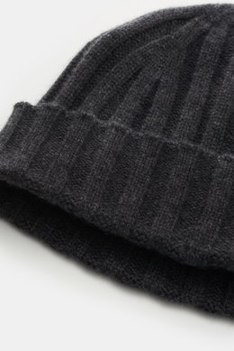 Nahaufnahme der von Braun Cashmere Mütze anthrazit meliert aus reinem mongolischem Cashmere, feines Rippstrickmuster, schmaler Umschlag, sehr weicher Griff, fotografiert von oben schräg.
