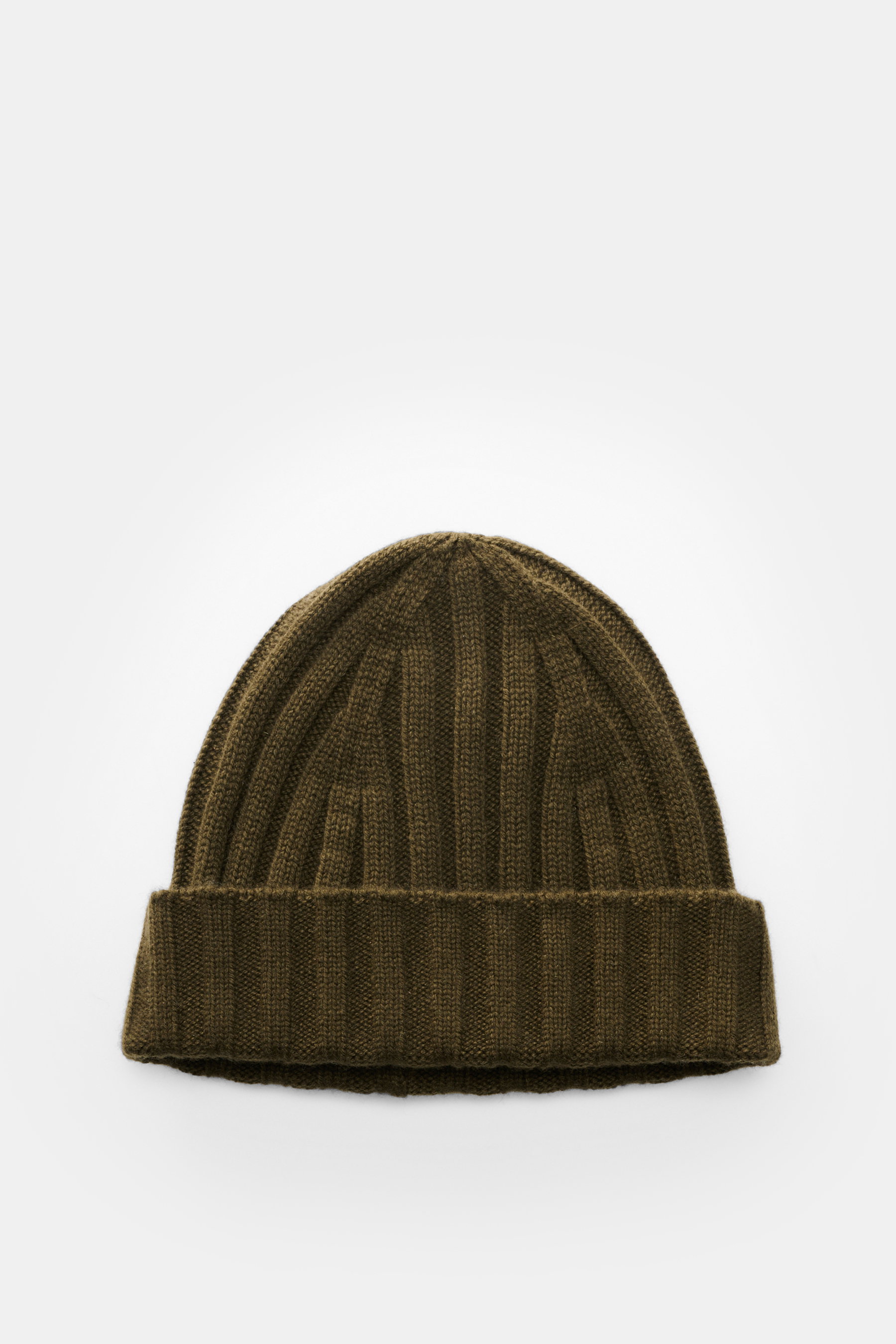 von Braun Cashmere Mütze oliv, frontal fotografiert, aus reinem mongolischem Cashmere, weicher Griff, feines Strickbild, klassisches Rippmuster, schmaler Umschlag