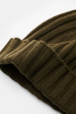 Close-up top-side view of von Braun Cashmere beanie olive in fine rib knit pattern with small turn-up, soft pure cashmere.