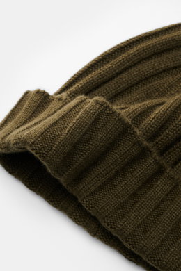 Close-up top-side view of von Braun Cashmere beanie olive in fine rib knit pattern with small turn-up, soft pure cashmere.