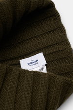 Close-up image of the von Braun Cashmere beanie olive showing its fine rib knit pattern and small turn-up from an angled top-down view, highlighting pure cashmere and soft texture. Whether worn with a classic winter coat or a highly functional down jacket
