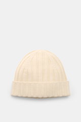 von Braun Cashmere beanie off-white shown from above, featuring a classic rib knit pattern, small turn-up, pure Mongolian cashmere, very soft feel, fine knit. Whether worn with a classic winter coat or a highly functional down jacket, this soft VON BRAUN 