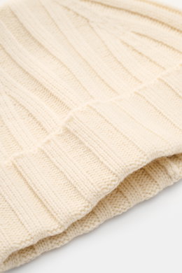 Close-up front-side view of the von Braun Cashmere beanie off-white showing fine rib knit, small turn-up, pure cashmere, very soft feel.