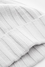 Close-up view of the light grey von Braun Cashmere beanie showing fine rib knit pattern and small turn-up, made of pure Mongolian cashmere. Whether worn with a classic winter coat or a down jacket, this soft von Braun Cashmere beanie light grey is an indi