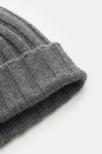 Close-up top-down view of the von Braun Cashmere beanie grey mottled showing pure cashmere fine rib knit, soft feel, and small turn-up edge.