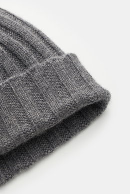 Close-up top-down view of the von Braun Cashmere beanie grey mottled showing pure cashmere fine rib knit, soft feel, and small turn-up edge.
