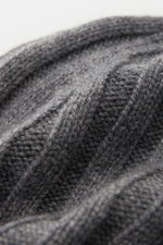 Close-up perspective of the soft, fine-knit von Braun Cashmere beanie grey mottled, showing classic rib knit and small turn-up.