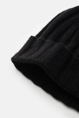 Close-up side view of von Braun Cashmere beanie black, showing fine rib knit pattern and small turn-up, made of pure soft Mongolian cashmere.