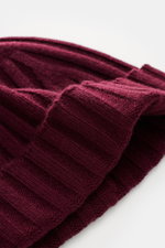 von Braun Cashmere beanie burgundy shown from a close-up side angle, highlighting pure cashmere, soft feel, fine knit, classic rib pattern, and small turn-up. Whether worn with a classic winter coat or a functional down jacket, this soft VON BRAUN knitted