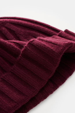 von Braun Cashmere beanie burgundy shown from a close-up side angle, highlighting pure cashmere, soft feel, fine knit, classic rib pattern, and small turn-up. Whether worn with a classic winter coat or a functional down jacket, this soft VON BRAUN knitted