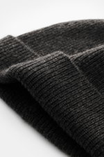von Braun Cashmere beanie anthracite mottled shown close-up from side, soft pure cashmere with fine brioche knit and small turn-up edge. Wear it with a classic winter coat or high function down jacket: This soft VON BRAUN knitted beanie is made of luxurio