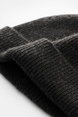 von Braun Cashmere beanie anthracite mottled shown close-up from side, soft pure cashmere with fine brioche knit and small turn-up edge. Wear it with a classic winter coat or high function down jacket: This soft VON BRAUN knitted beanie is made of luxurio