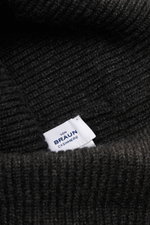 Close-up front view of the von Braun Cashmere beanie anthracite mottled showing the fine brioche knit pattern, small turn-up, and white brand label. Wear it with a classic winter coat or high function down jacket: This soft VON BRAUN knitted beanie is mad