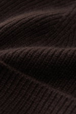 Close-up image from a side angle showing the fine brioche knit pattern and soft texture of the von Braun Cashmere beanie dark brown. Wear it with a classic winter coat or high function down jacket: This soft VON BRAUN knitted beanie is made of luxurious c