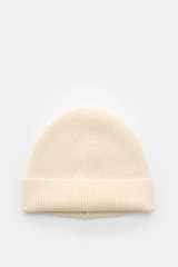 Top-down view of von Braun Cashmere beanie off-white in a classic brioche knit pattern with small turn-up, made of pure soft cashmere. Wear it with a classic winter coat or high function down jacket: This soft VON BRAUN knitted beanie is made of luxurious