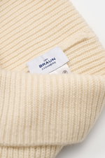 Close-up front view of the von Braun Cashmere beanie off-white showing the fine brioche knit, small turn-up, and label; pure cashmere.