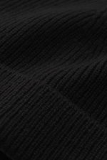 Close-up front angle of von Braun Cashmere beanie black showing fine brioche knit pattern, soft pure cashmere, and small turn-up.

Wear it with a classic winter coat or high function down jacket: This soft VON BRAUN knitted beanie is made of luxurious cas