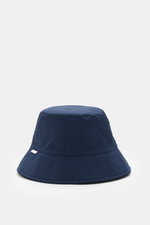 04651/ A trip in a bag Wende-Frottee Bucket Hat navy aus elastischem Baumwoll-Frottee mit schmaler Krempe, wendbar, weicher Griff, frontale Perspektive, kleines Weblabel sichtbar.