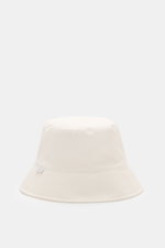 04651/ A trip in a bag Wende-Frottee Bucket Hat weiß, frontal fotografiert, aus elastischer Baumwolle mit schmaler Krempe, wendbar, soft, mit kleinem Weblabel.